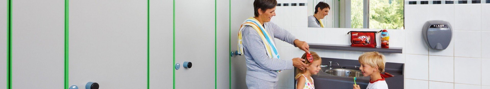 Douchen in het sanitairgebouw op camping Bertrix