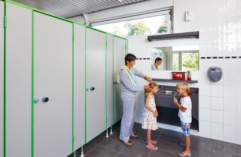 Douchen in het sanitairgebouw op camping Bertrix