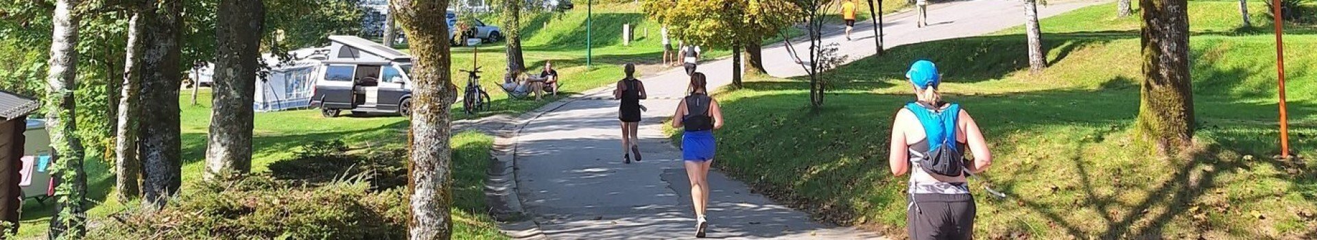 Hardlopen over de camping tijdens de trail des fees