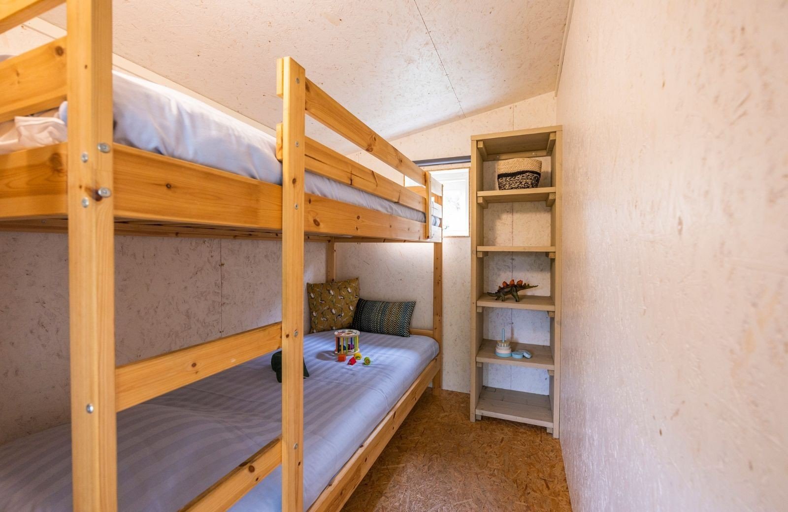 Houten hut camping bertrix 3